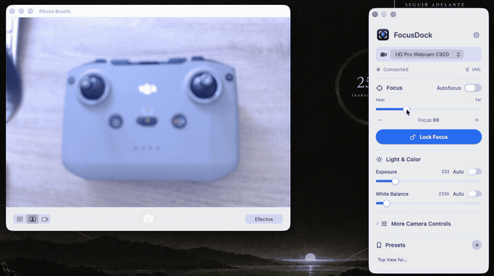La vista de Photo Booth pasa de mostrar un control remoto desenfocado a nítido mientras el panel FocusDock ajusta el foco de la Logitech C920